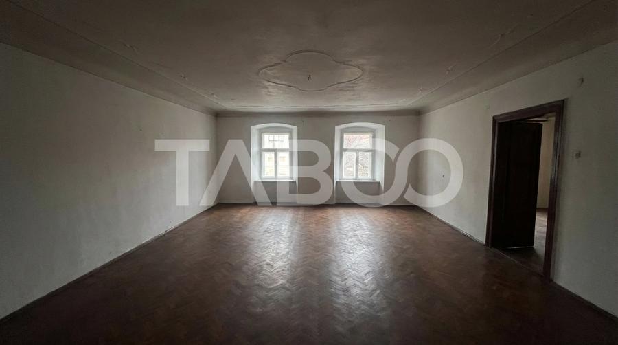 Apartament de vanzare 2 camere 81mpu + pivnita si pod Centrul Istoric