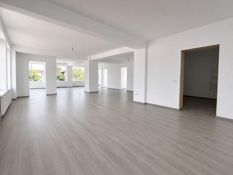Spațiu comercial 141 mp, compartimentat, parcare inclusă