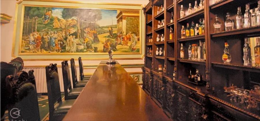 Palat unicat 84 camere, piscina,independent energetic