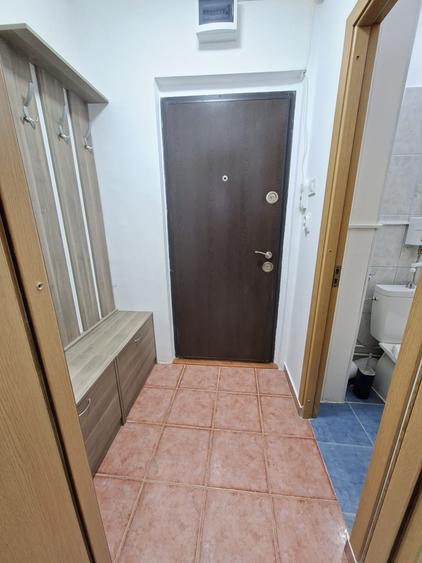 Inchiriez Garsoniera in Tractoru, aproape de Coresi, cu parcare