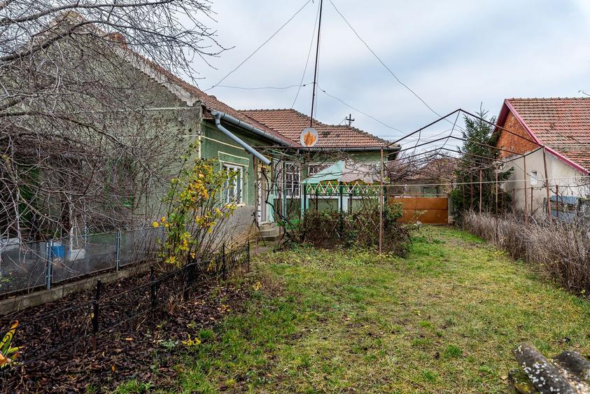 Două fronturi. 2.500 mp. Gospodărie existentă.