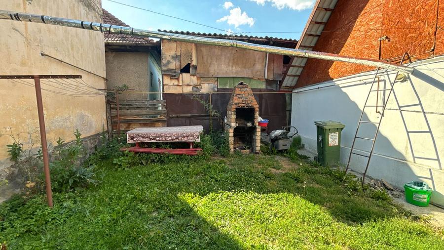 Doua case de vanzare 75 M² + curte 720 M² Piata Kalvin