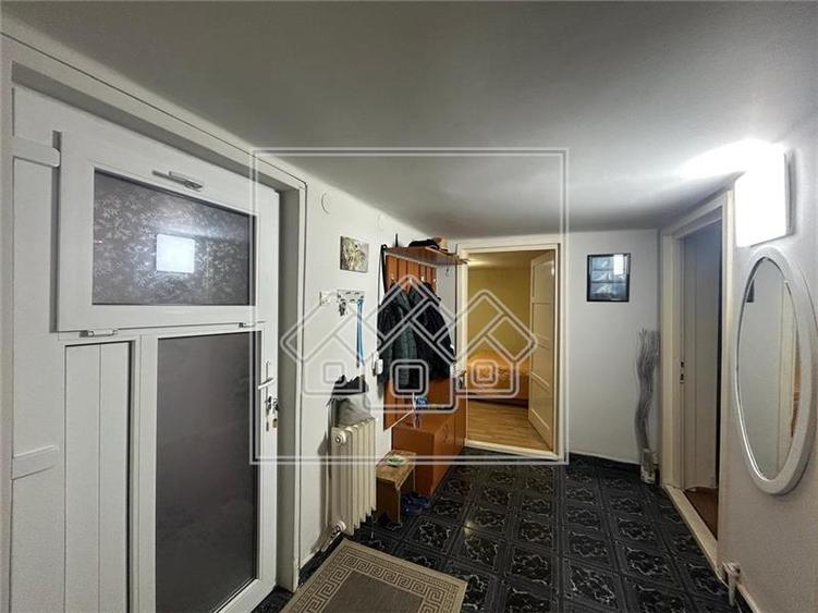 Ap de inchiriat  2 camere - la casa - Zona Lupeni