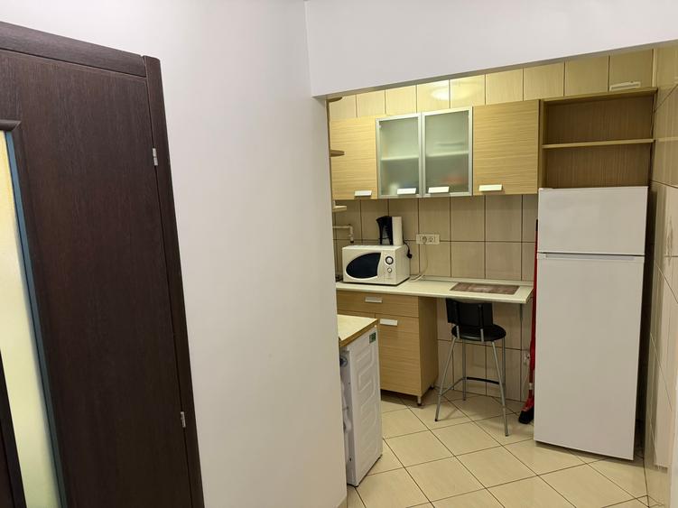 Piata Revolutiei, 2 camere, etaj 7, mobilat complet, bloc solid termoizolat