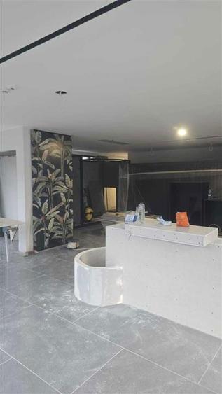 Spatiu comercial 124 mp, vitrina la strada s parcare