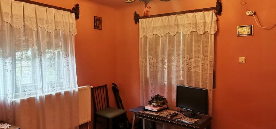 Vand casa la curte cu 2 cladiri anexe si teren