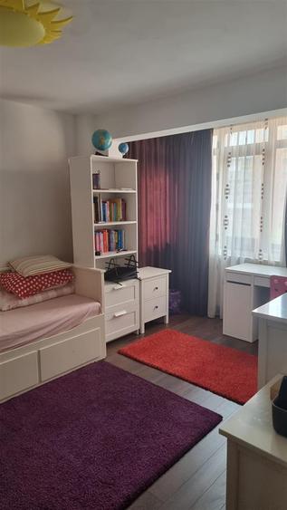 Apartament 3 camere de vanzare - zonă centrală, mobilat și utilat.