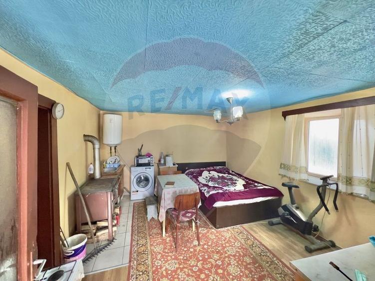 Casa cu 2 camere si teren 4887mp de vanzare in Dabaca