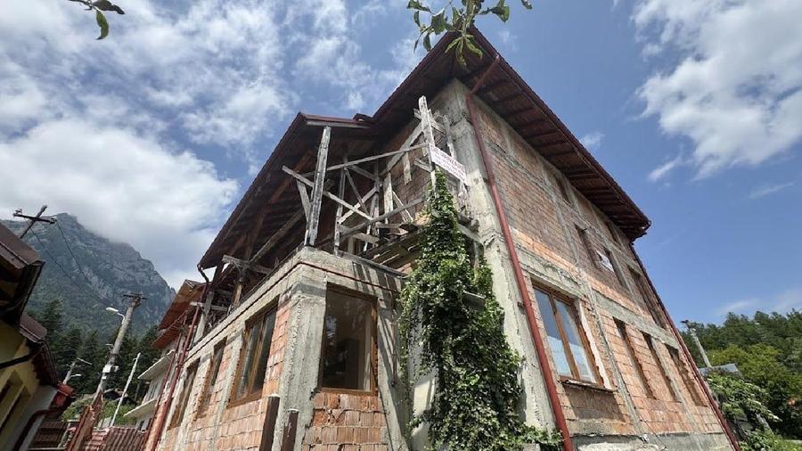 BUSTENI, VILA NEFINALIZATA 680 mp - Teren 400 MP - Strada Erou Stanica