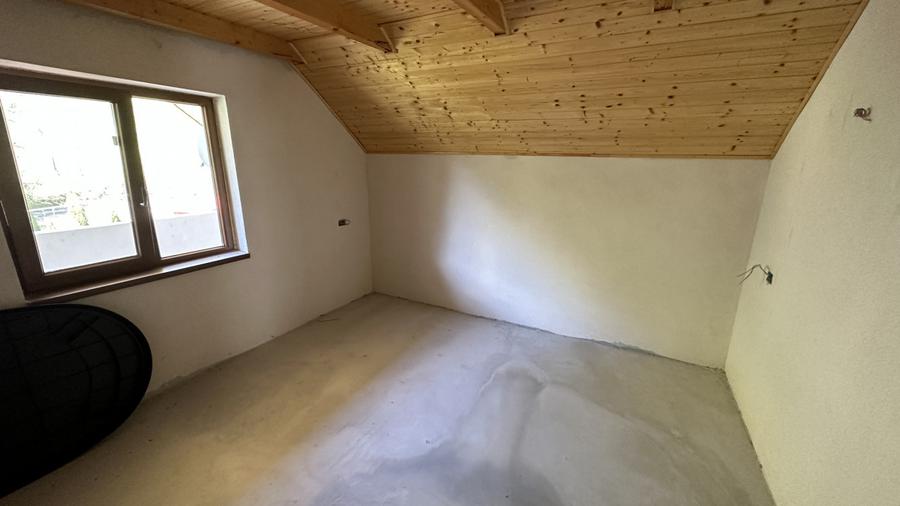 Casa cu teren langa râu Lotrioara