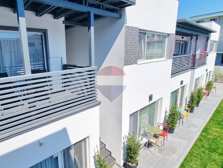 Complex cu piscina si terasa, de vanzare la 200 m de mare, Mamaia Nord