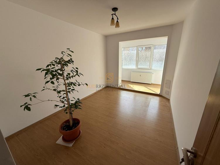 Apartament 3 camere semidecomandat, 2 balcoane, Bld Alexandru Obregia