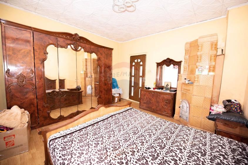 Casa individuala cu 6 camere de vanzare, Singureni
