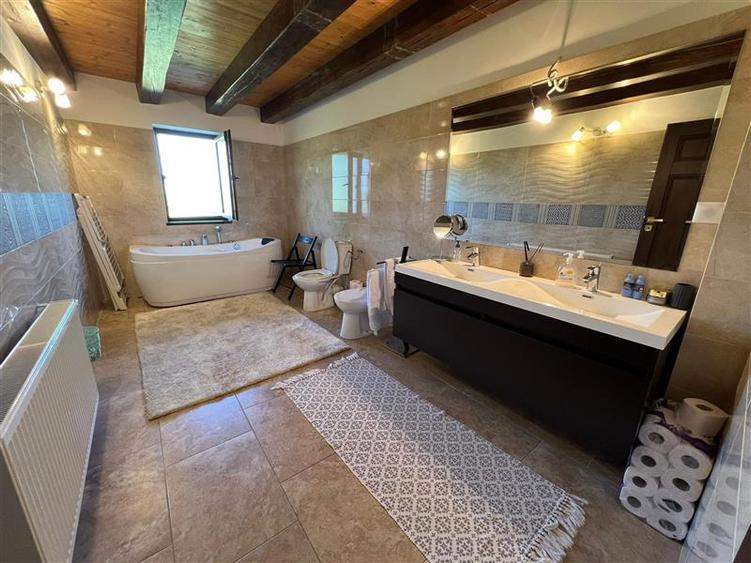 Casa cu teren 4.6 hectare la 17 km de Targu Mures