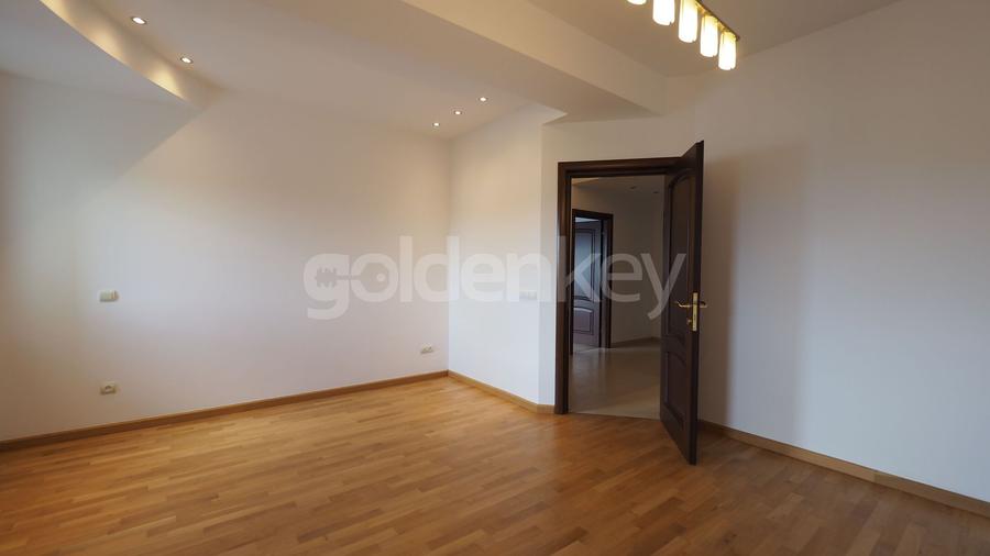 Apartament spatios cu 4 camere, vedere frumoasa