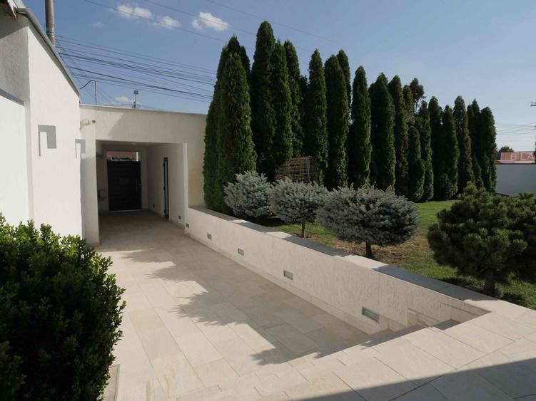 VILA DEOSEBITA CU PISCINA si GARAJ