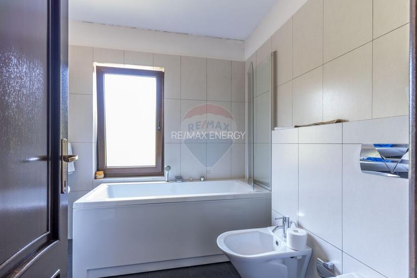 9 camere, 5 bai, spatiu hobby, gradina, garaj,locatie buna - 12