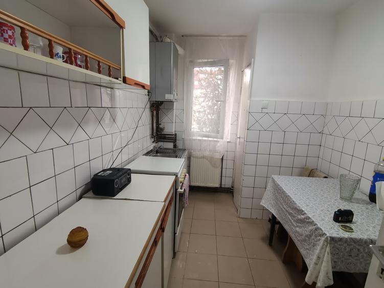 INCHIRIEZ apartament 2 camere semidecomandat,zona Vasile Aaron