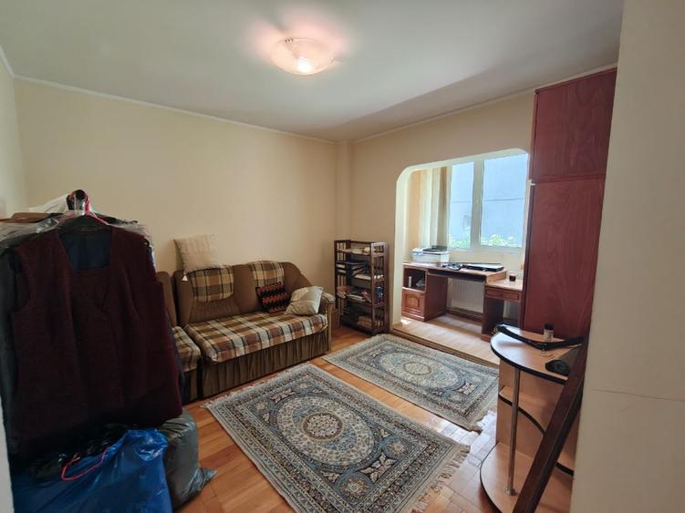 Vând apartament 3 camere , 1984 str principala Mihai Bravu ,ploiesti