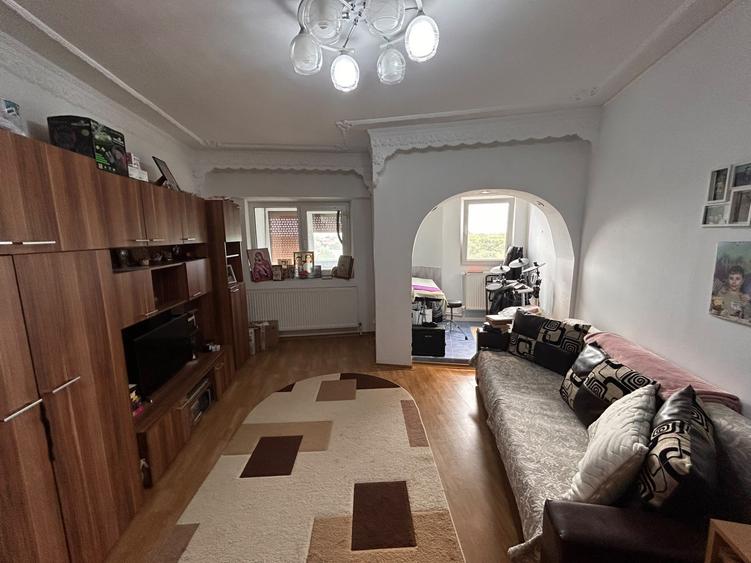 - Apartament 3 camere, suprafata 76mp Progresu. Confort 1 decomandat.