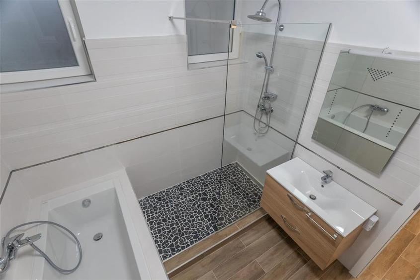 Apartament de LUX 3 camere si curte Parcul Sub Arini