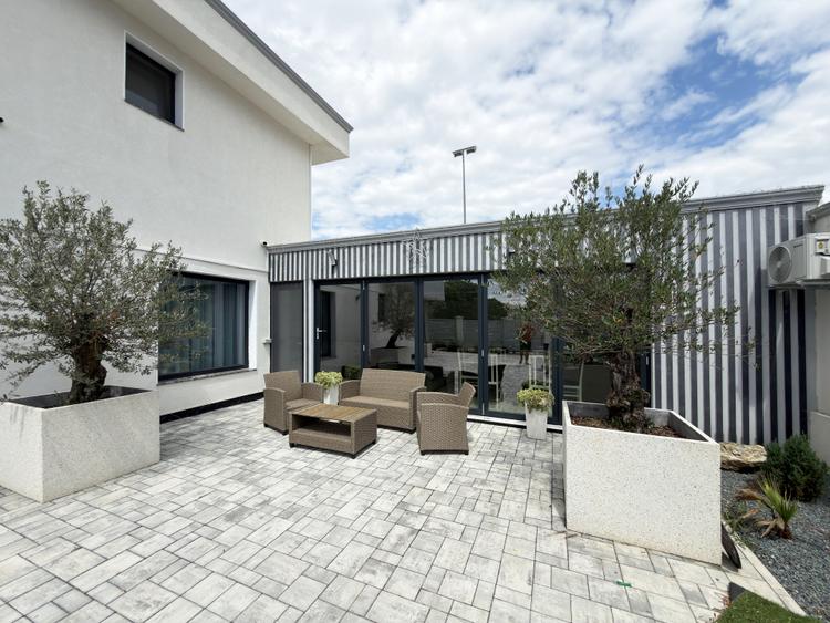 Cumpăna -Vilă nouă P+1 cu 4 camere-Complet mobilată și utilată-Design modern