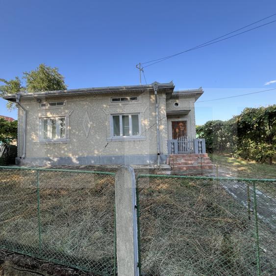 Casă din caramida, cu teren 5810 mp - Calinesti