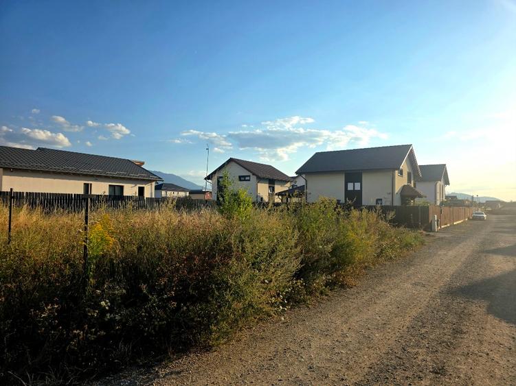 Teren intravilan 500 mp în Cartier Izvor, Tărlungeni – P+2, acces pe două laturi