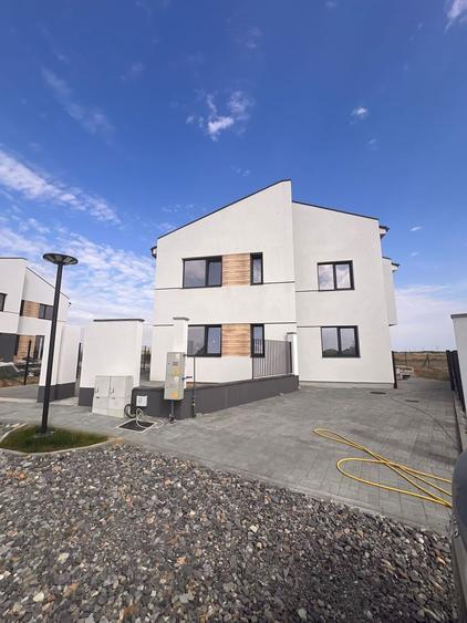Comision 0%. Duplex spatios 120 mp. Panouri solare.  380 mp teren.  La cheie.
