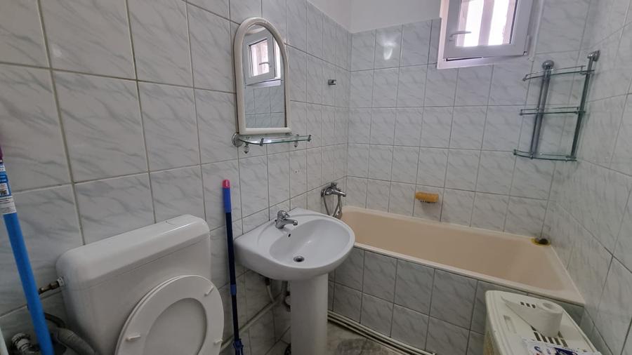 Apartament 2 camere centru etaj 3 Pret 75000 Euro ocupabil