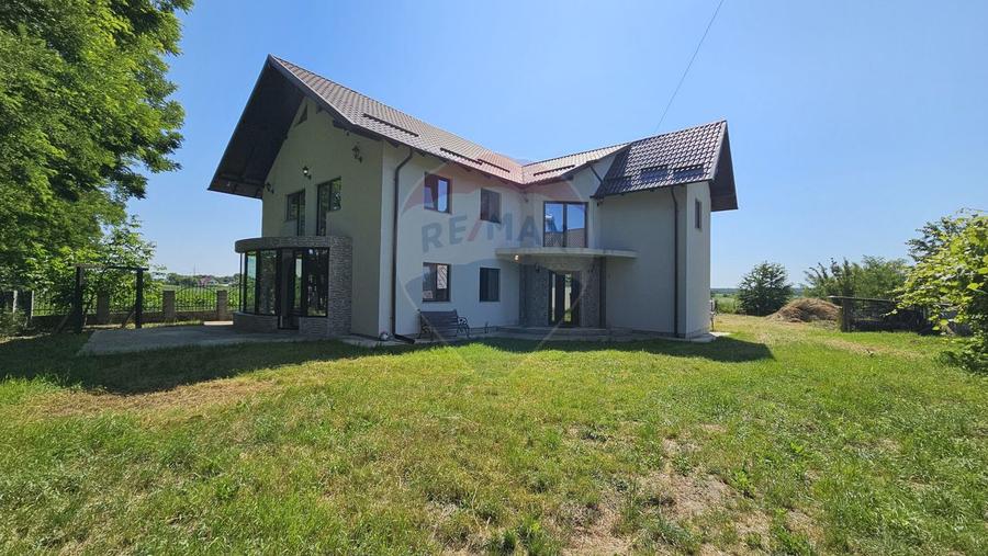 Casă / Vilă cu 6 camere de vânzare in Hânțești, Suceava