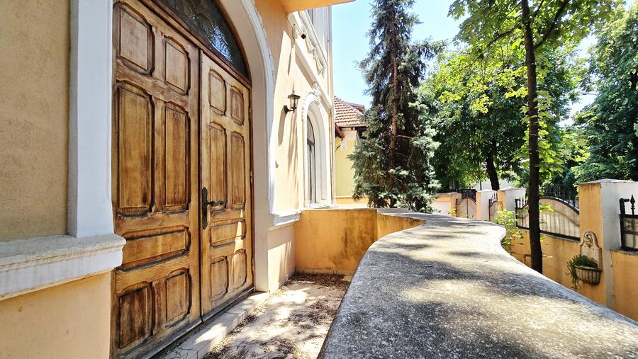 Investitie sau locuinta de exceptie! Spatiu generos, teren, consolidata, garaj