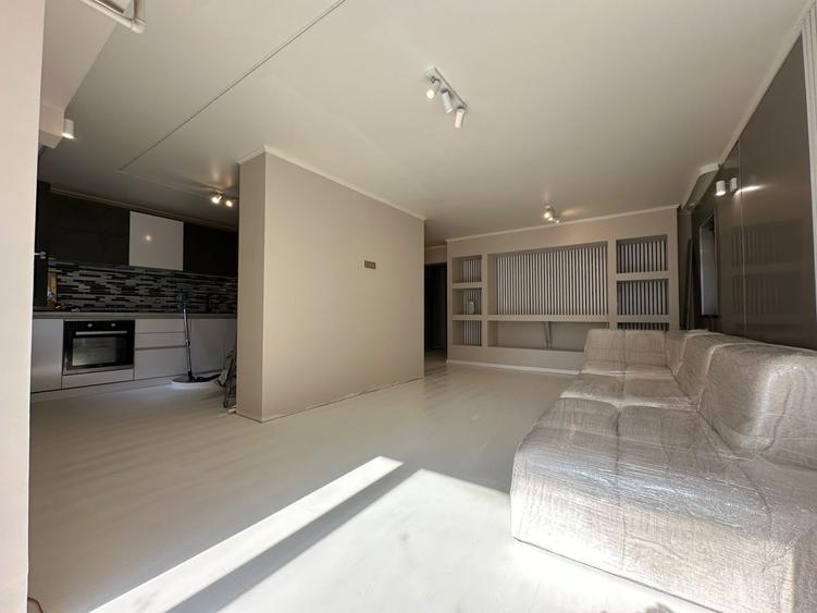 STADION, 3 CAMERE, 77 MP ,LIBER, PRET 225000 EURO