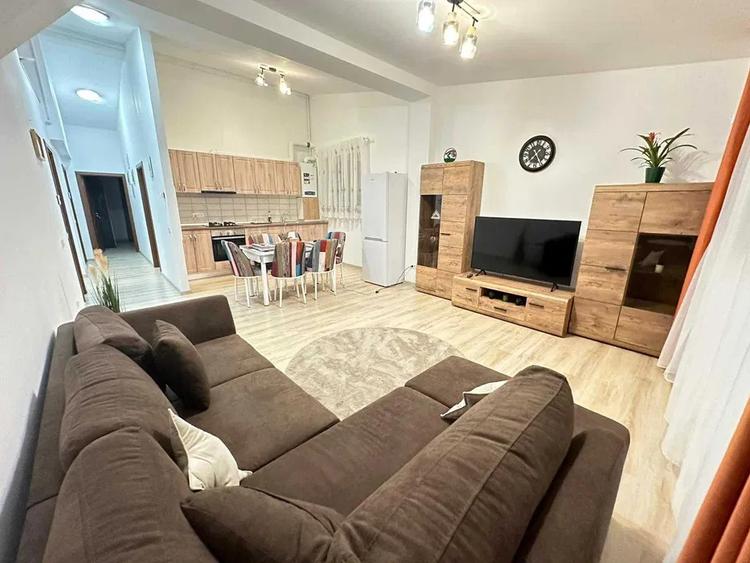 Apartament 3 camere de vanzare | Sisesti | Parcare | Curte