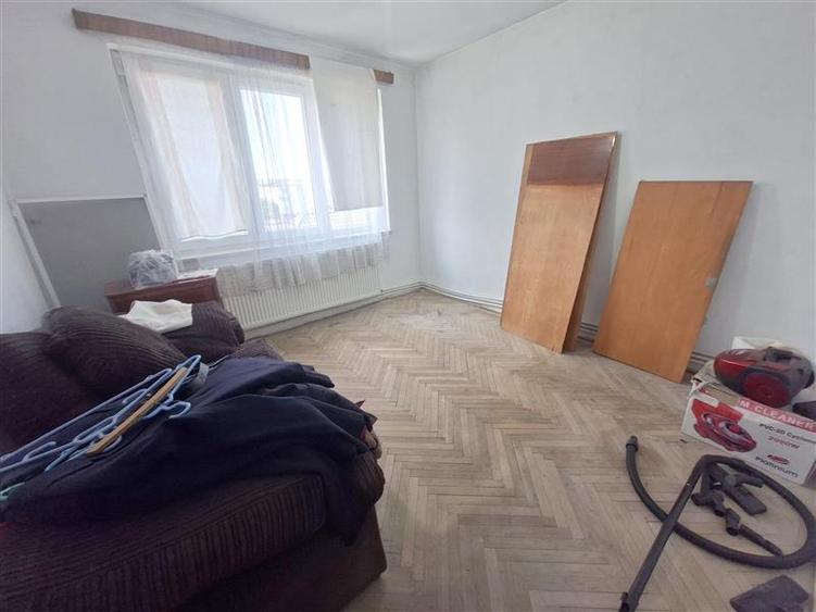 Apartament 2 camere semidecomandat, zona Garii