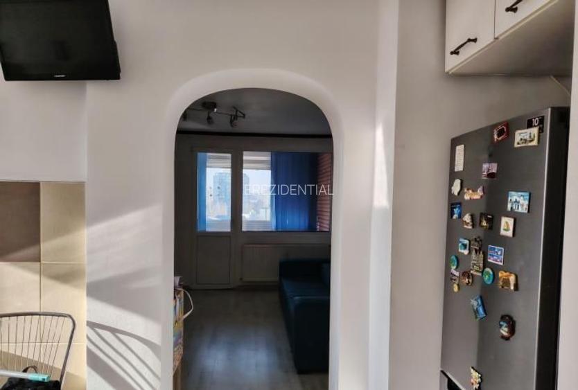Apartament 3 camere  semidecomandat - zona Titan - 3