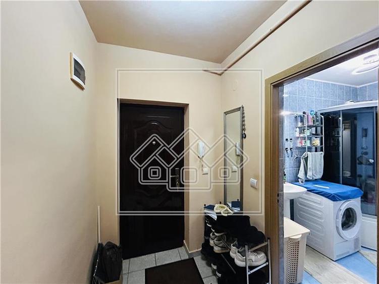 Ap cu 3 camere si balcon, etaj 1/2, Zona Gusterita, pret bun