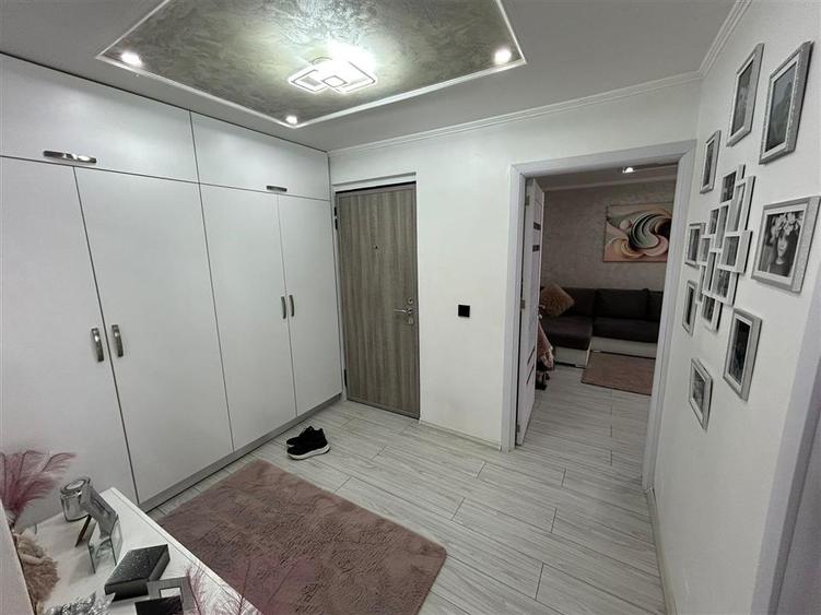 Apartament cu 3 camere de vanzare, zona Comisia Centrala