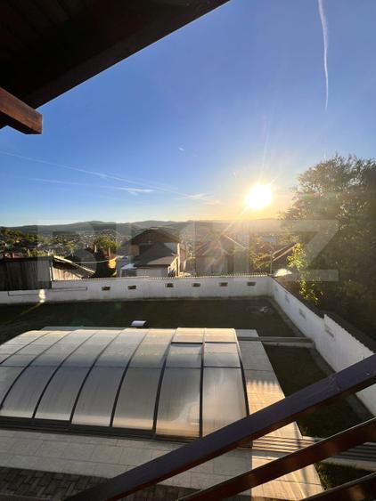 Casă cu 3 camere în Hunedoara – priveliște, piscină și autonomie energetică