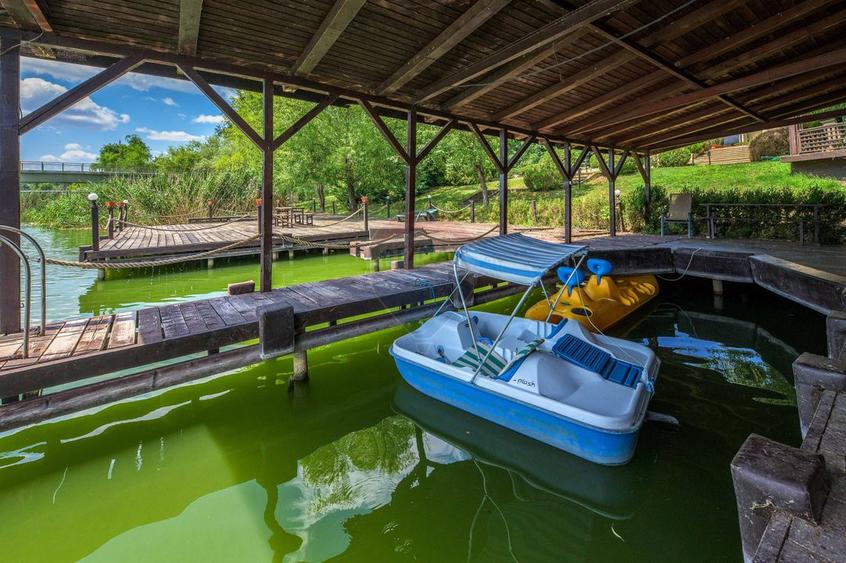 Vila neoromânească cu influențe toscane pe malul lacului Snagov