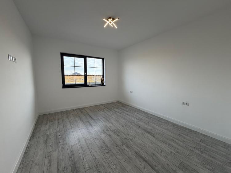 Casa tip duplex - 4 camere - 3 bai - 569 mp teren - Sura Mica