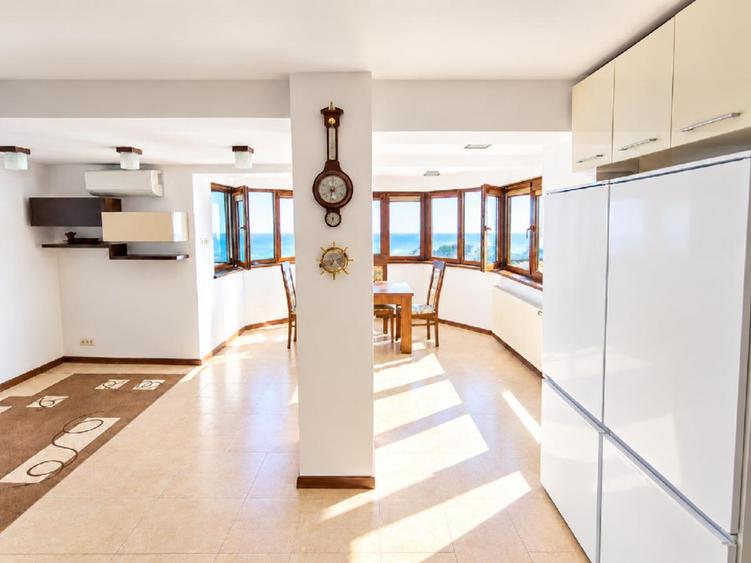 Penthouse cu vedere frontală și totală la mare – prima închiriere