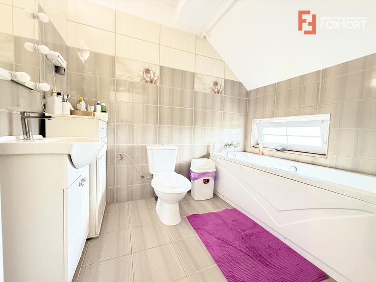 Casa cu 5 camere, 219 mp utili si 588 mp teren, de vanzare in Sanmihaiu Roman