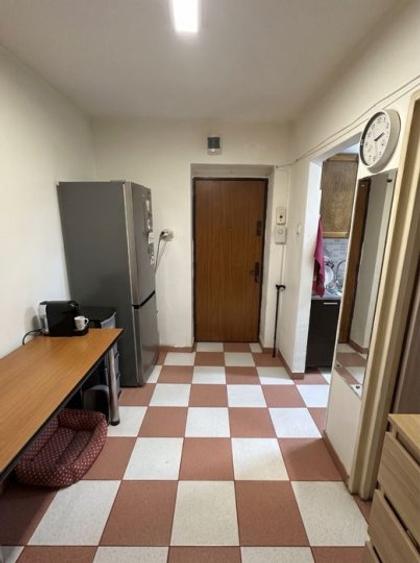 Garsoniera bloc mixt parter plus balcon zona metrou Romancierilor
