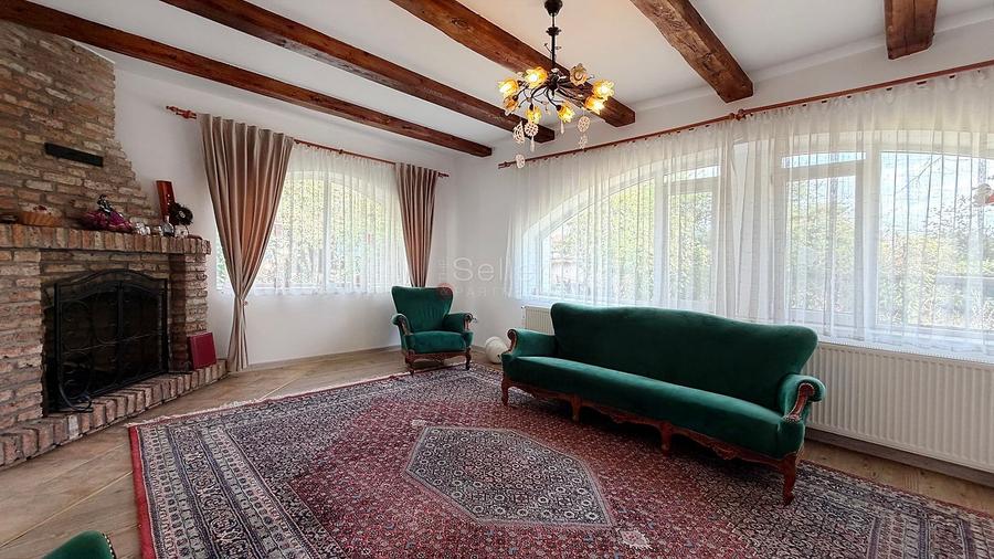 Casa saseasca traditionala La asfalt Curte generoasa