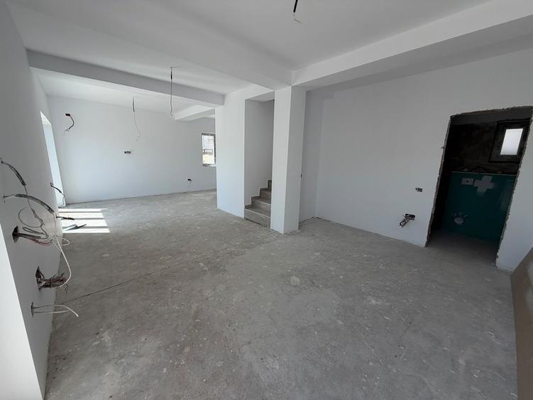 CASA DUPLEX, TOATE UTILITATILE, STRADA ASFALTATA, COMISION 0%