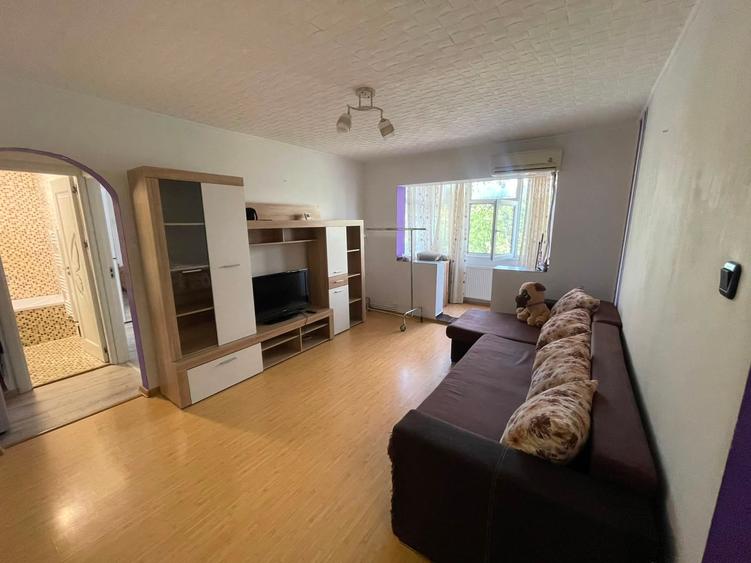 Apartament cu 3 camere, etajul 2/4, zona Mircea cel Batran
