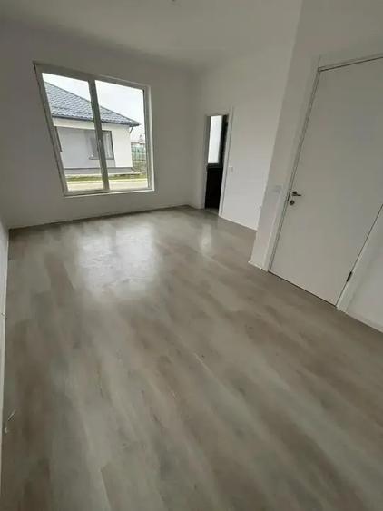 Casa De Vanzare 4 Camere | Finalizata | Curte Parcarea | Bariera