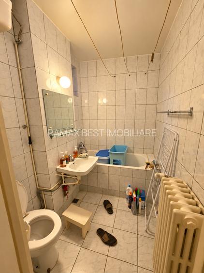 Titan, 10 minute metrou, langa Scoala 19,pe strada Stanila, bloc H, 4 etaje - 11