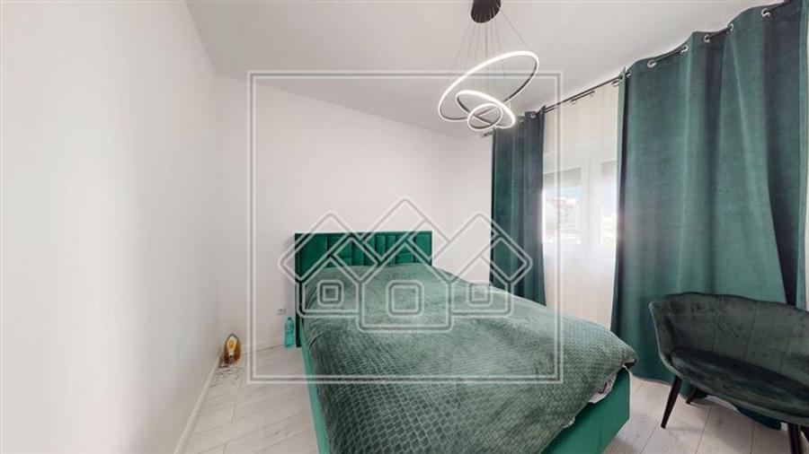 Ap cu 3 camere, balcon, 2 locuri de parcare, mobilat modern